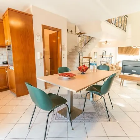 Διαμέρισμα Rena's Center House *