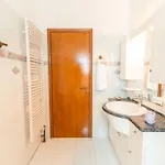 Rena's Center House Cós