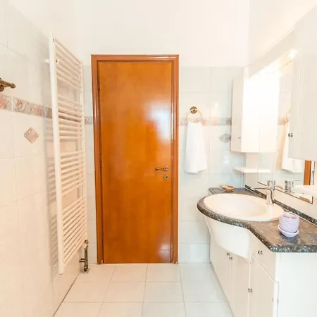 Rena's Center House Кос