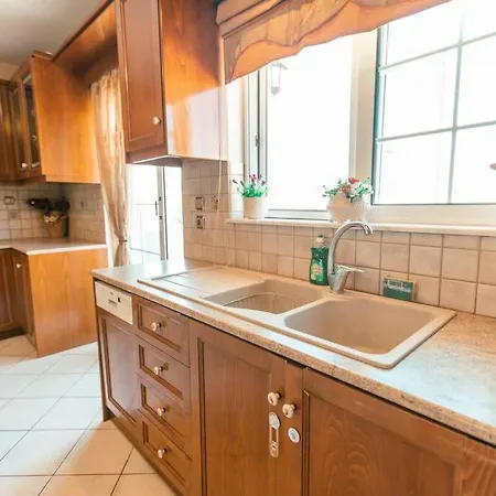 Апартаменты Rena's Center House *