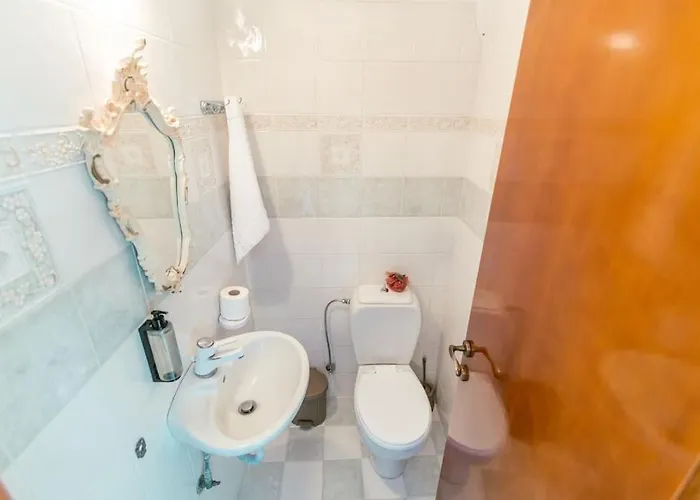 Rena's Center House דירה