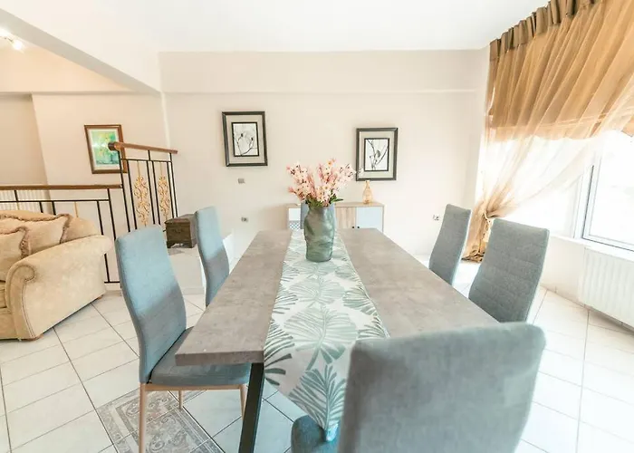 Rena's Center House *